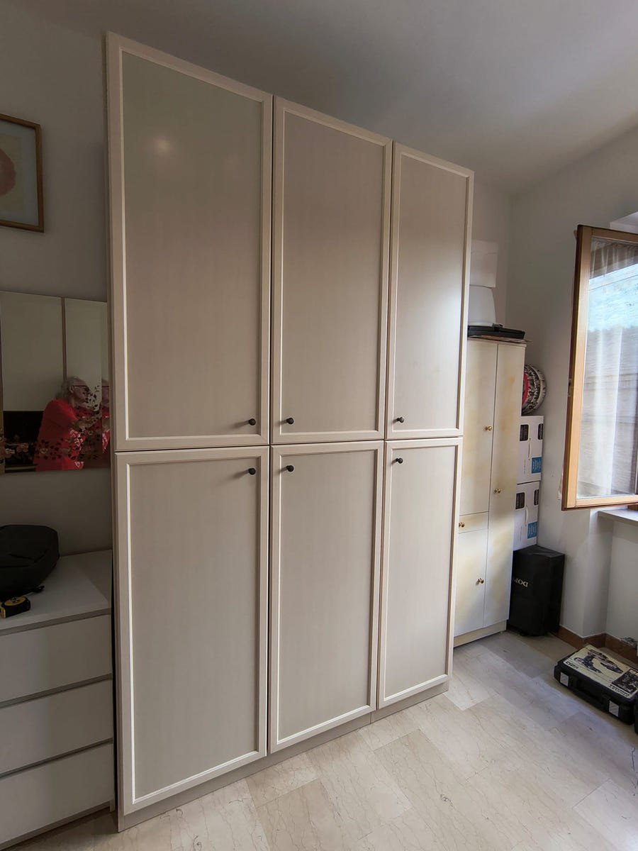 Armadio beige a 3 ante