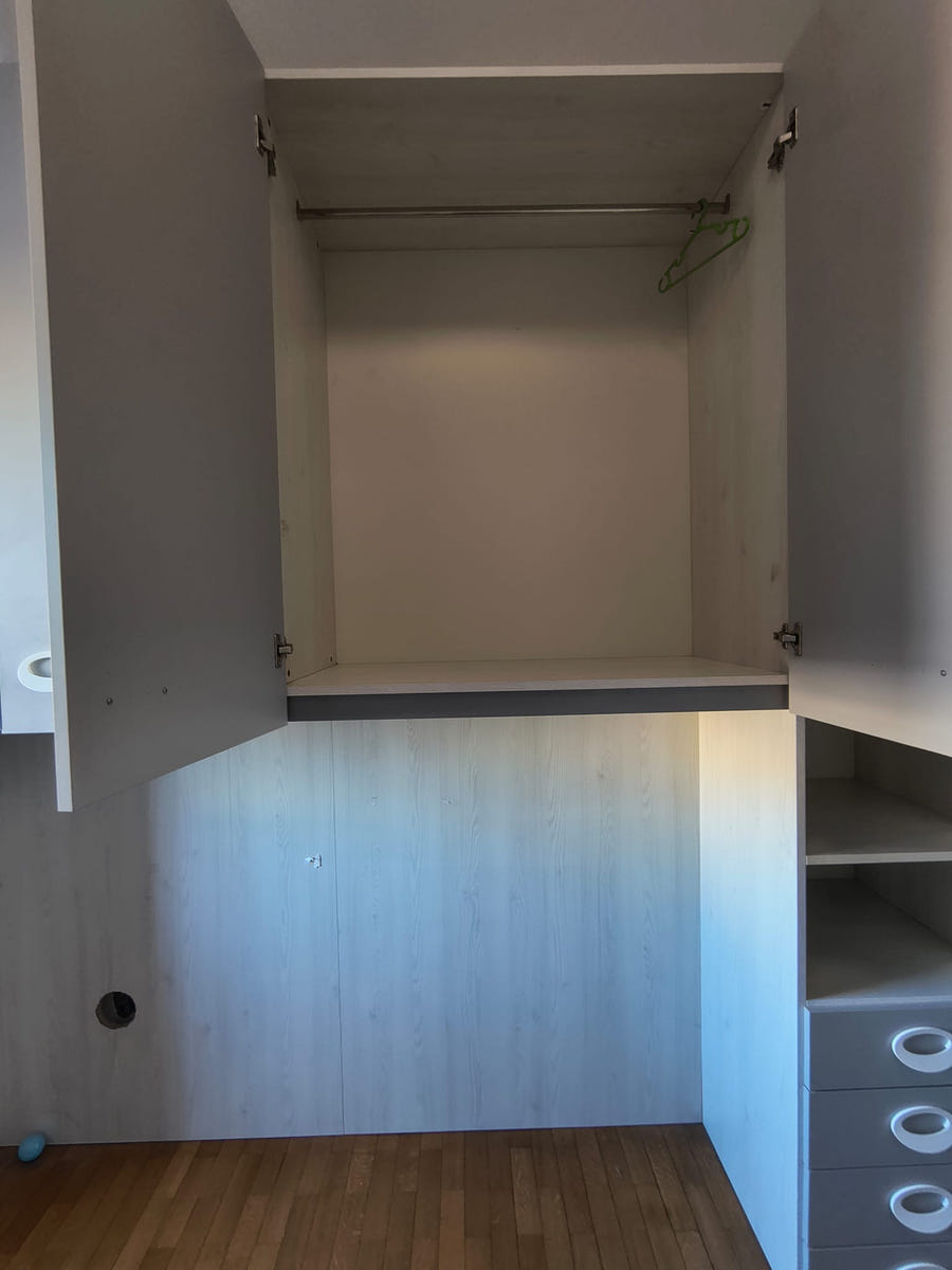 Cameretta a ponte angolare (cabina armadio) e cassettiera
