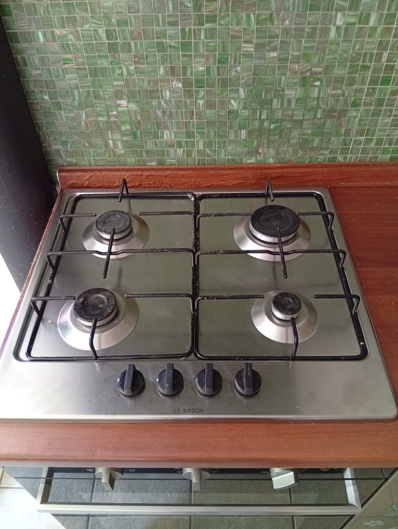 Cucina in legno lineare con elettrodomestici