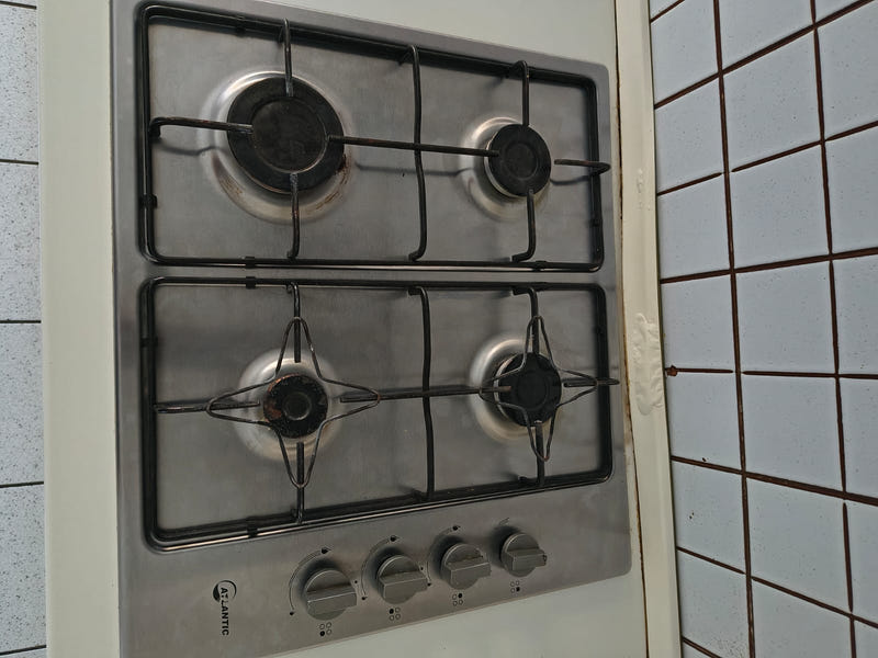 Cucina lineare con elettrodomestici