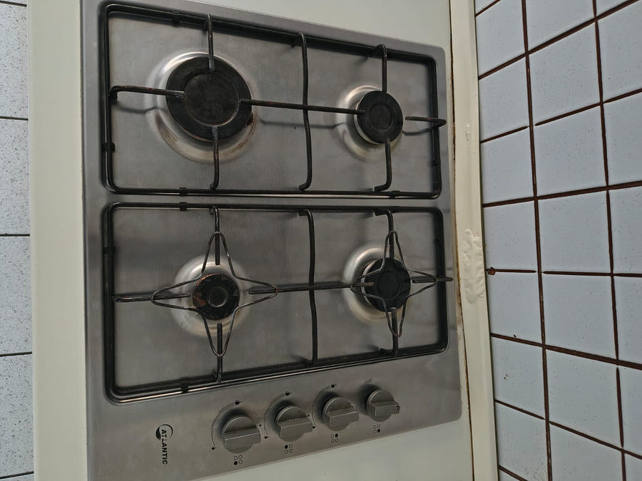 Cucina lineare con elettrodomestici