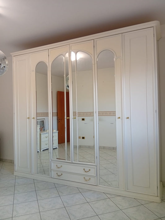 Camera matrimoniale completa stile classico