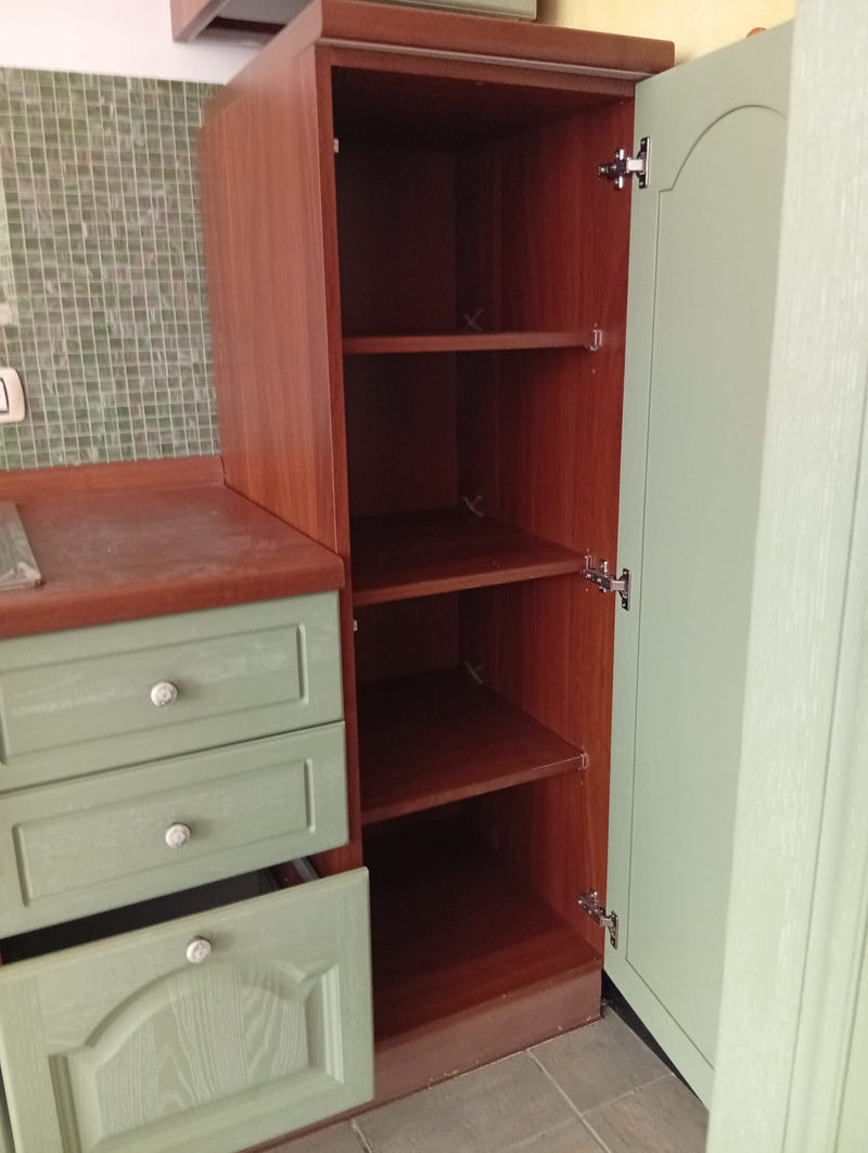 Cucina in legno lineare con elettrodomestici