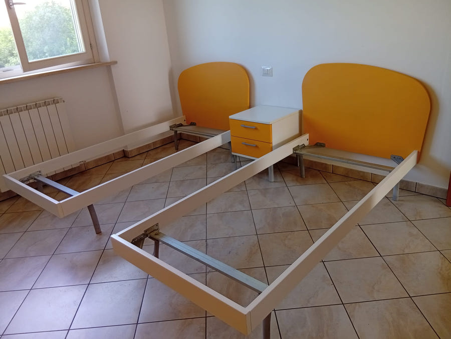 Cameretta: armadio+2 letti+scrivania+comodino