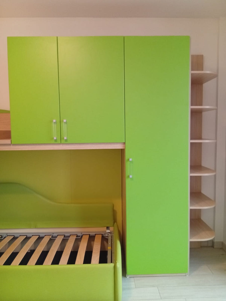 Cameretta a soppalco angolare con letto contenitore