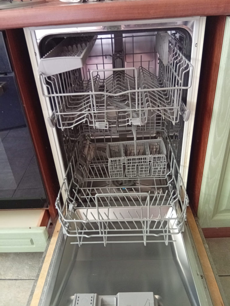 Cucina in legno lineare con elettrodomestici