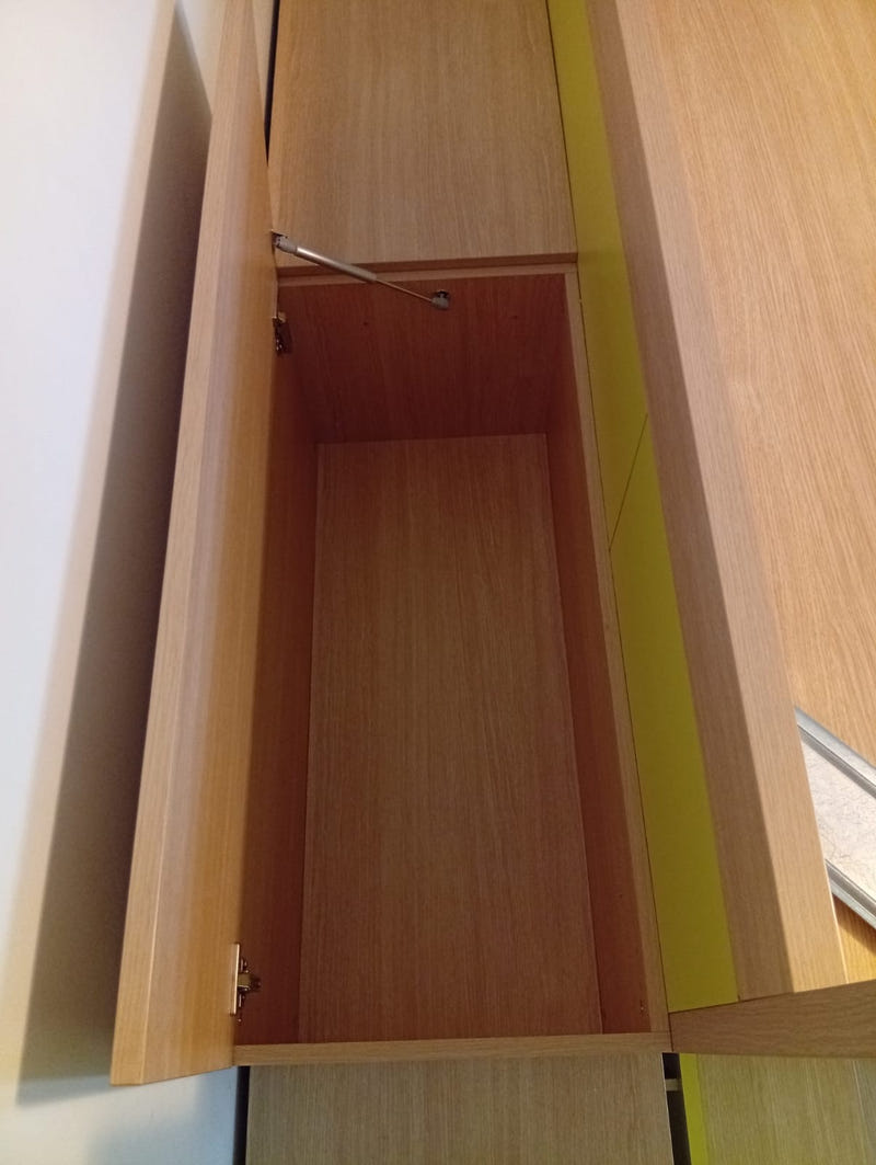 Cameretta a soppalco angolare con letto contenitore