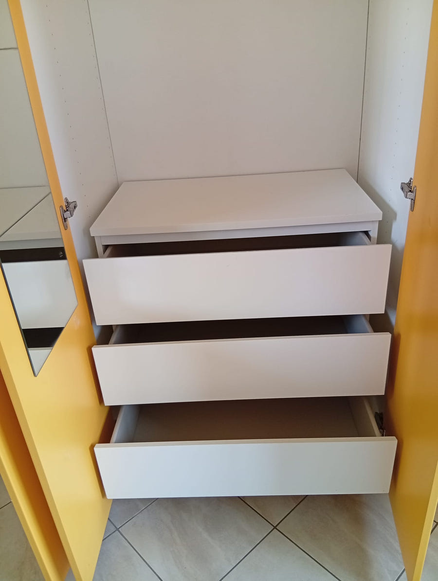 Cameretta: armadio+2 letti+scrivania+comodino