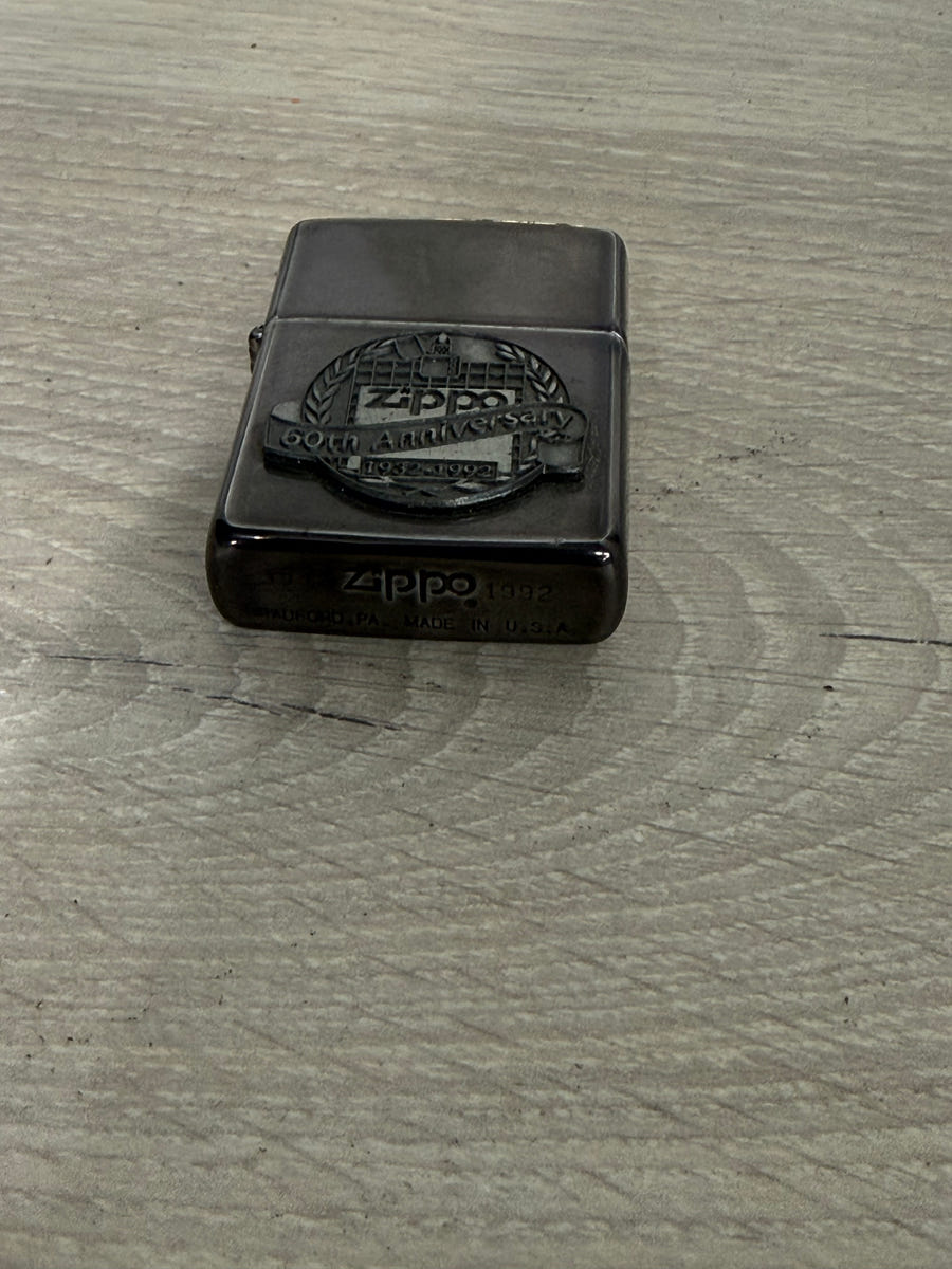 Accendino Zippo 60th Anniversary (1932-1992) – Edizione Commemorativa con Scatola Originale