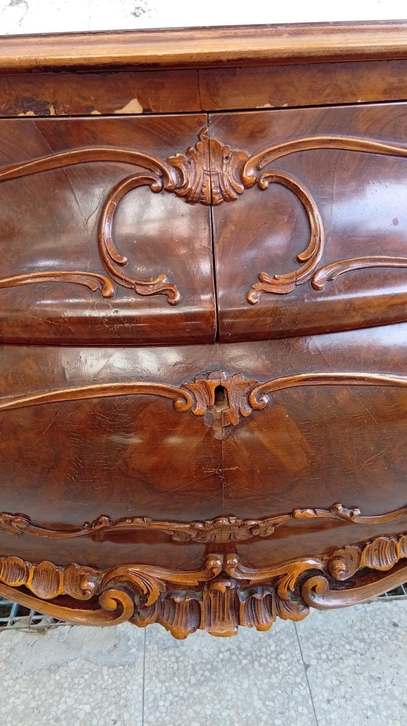 Comò bombato in legno