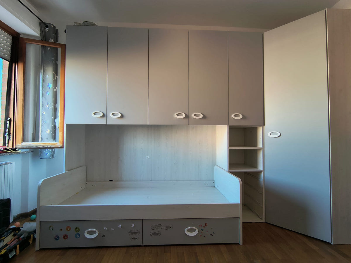 Cameretta a ponte angolare (cabina armadio) e cassettiera