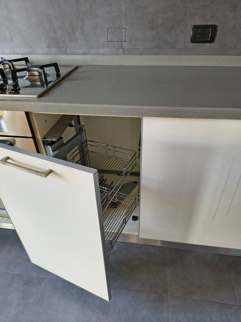 Cucina lineare con pensili a vasistas