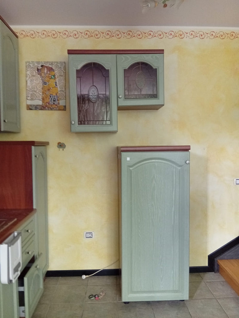 Cucina in legno lineare con elettrodomestici