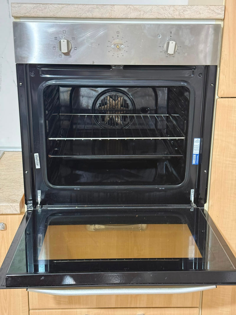 Cucina lineare con elettrodomestici