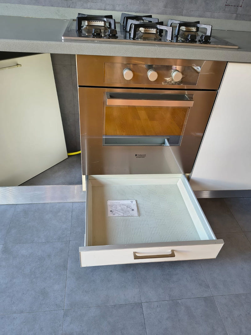 Cucina lineare con pensili a vasistas