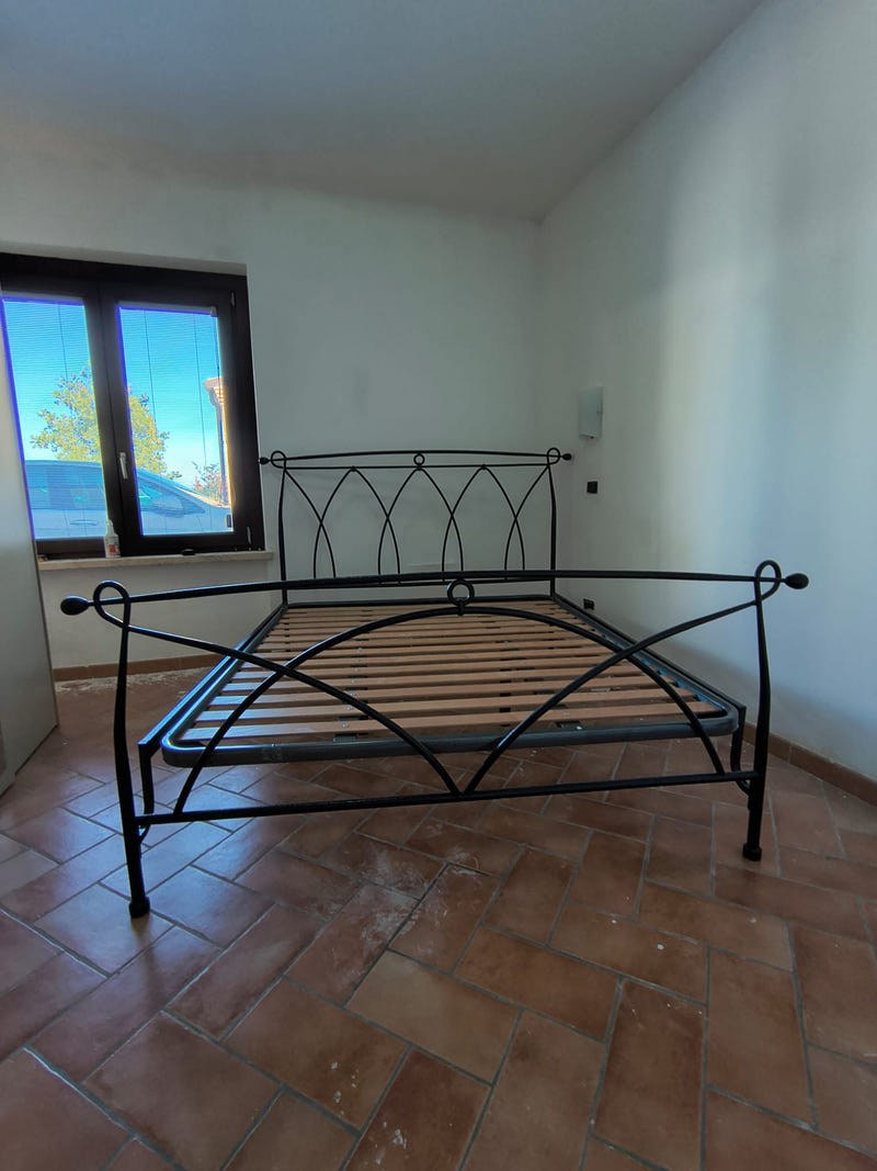 Letto matrimoniale in ferro con rete a doghe