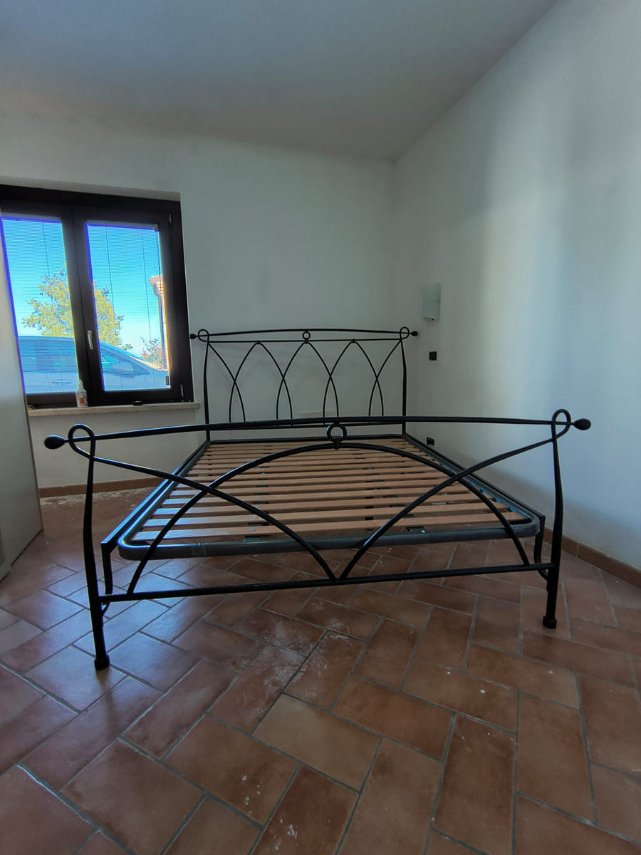 Letto matrimoniale in ferro con rete a doghe