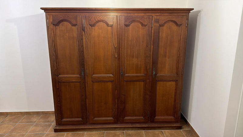 Armadio basso in legno