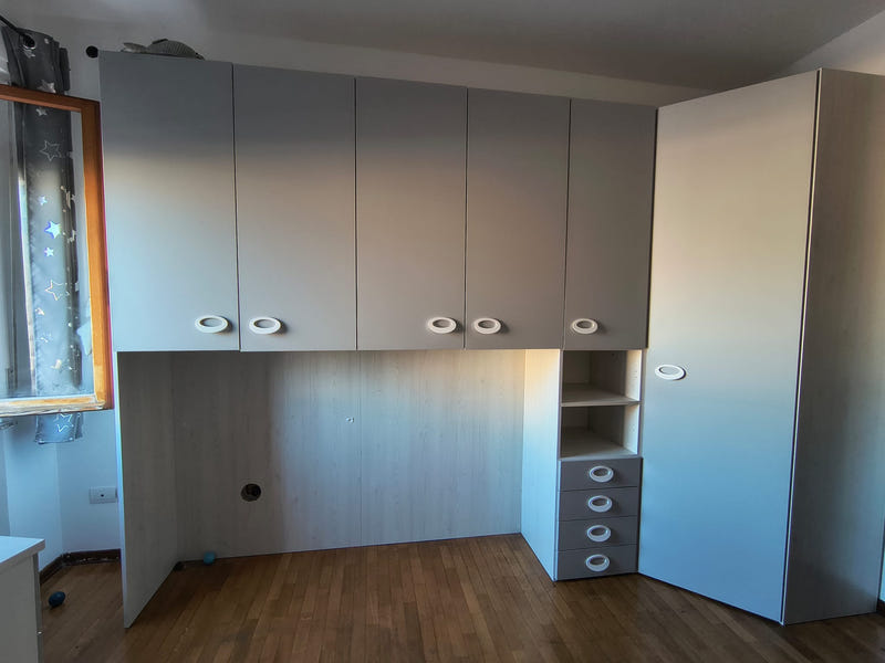 Cameretta a ponte angolare (cabina armadio) e cassettiera