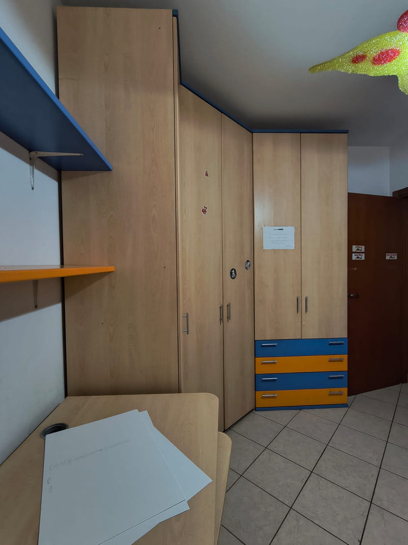 Cameretta con cabina armadio e letto a castello