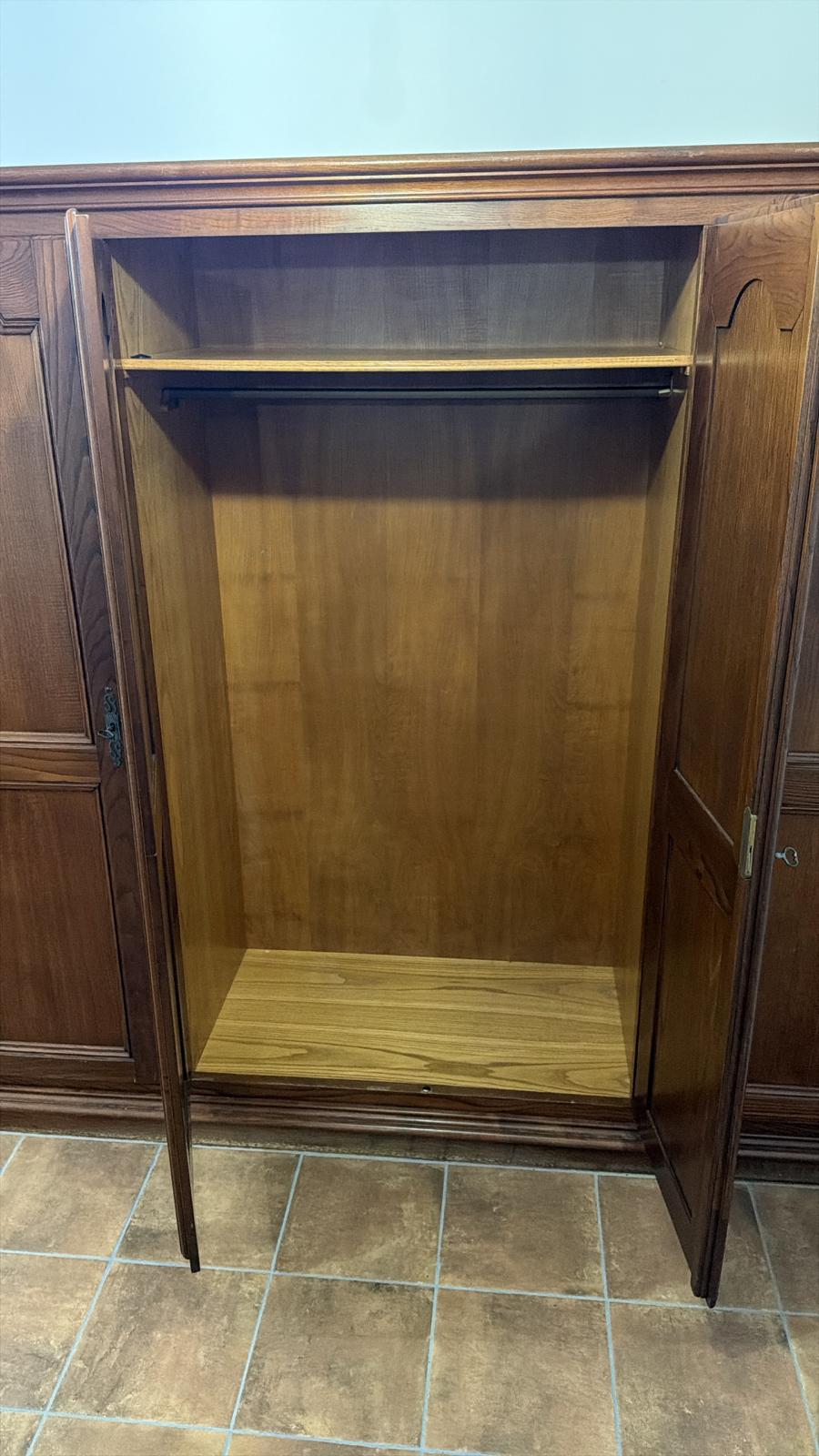 Armadio basso in legno