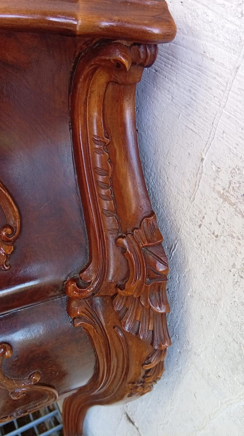 Comò bombato in legno