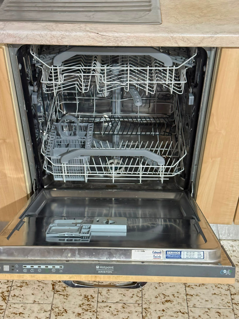 Cucina lineare con elettrodomestici