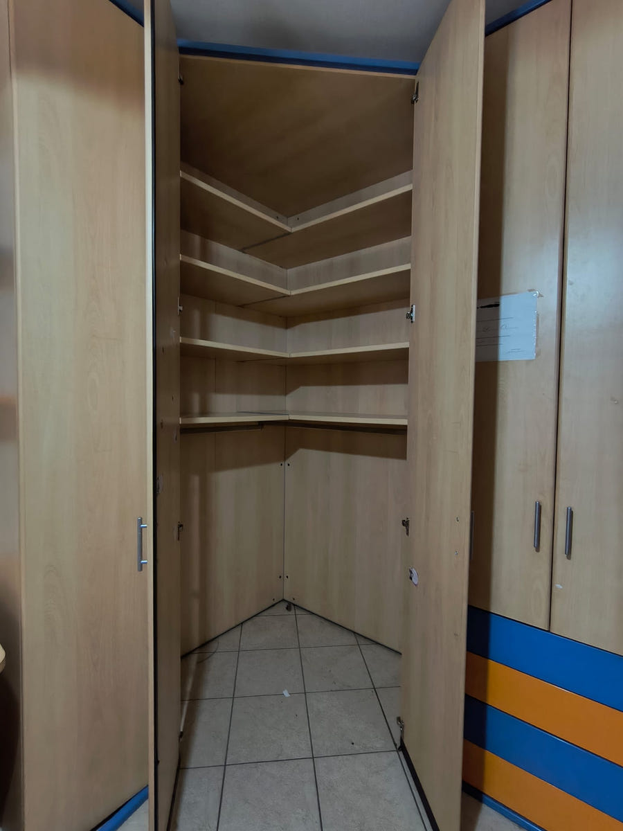 Cameretta con cabina armadio e letto a castello