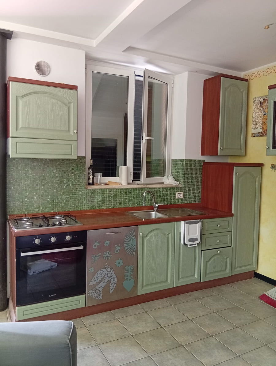 Cucina in legno lineare con elettrodomestici