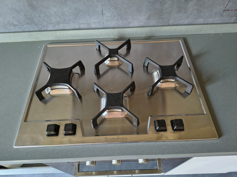 Cucina lineare con pensili a vasistas