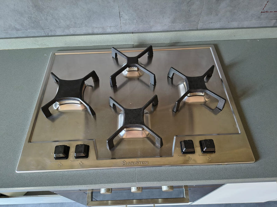 Cucina lineare con pensili a vasistas