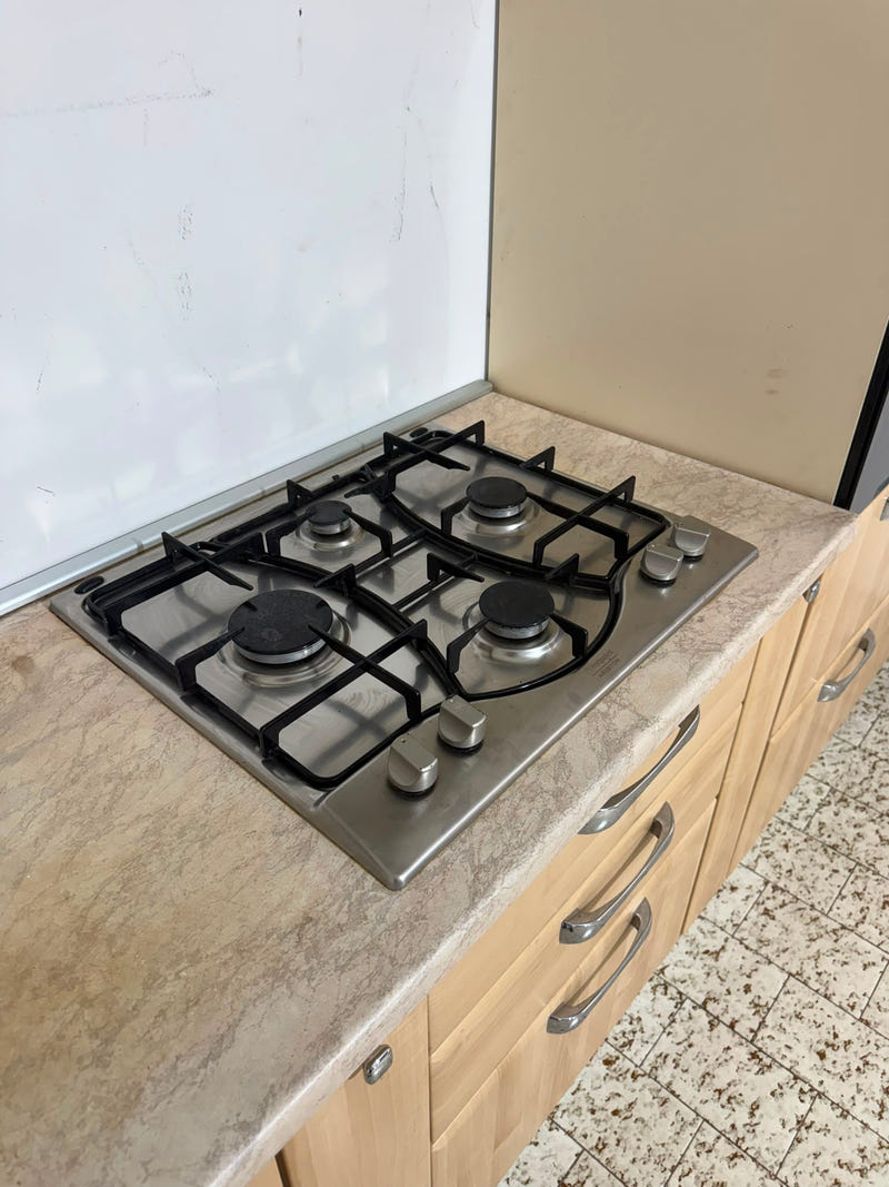 Cucina lineare con elettrodomestici