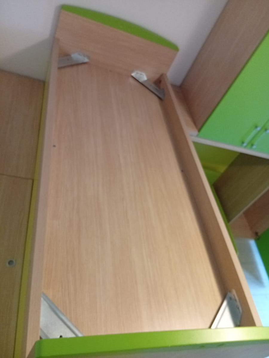 Cameretta a soppalco angolare con letto contenitore