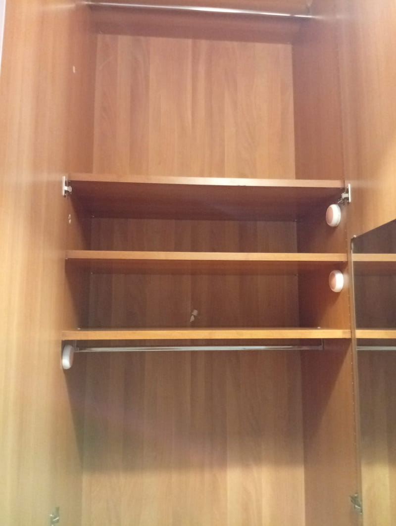 Cameretta: armadio 2 ante + scrivania angolare e libreria