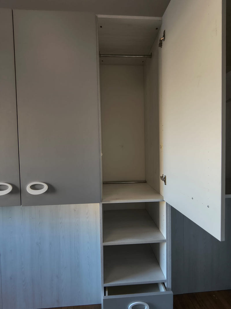 Cameretta a ponte angolare (cabina armadio) e cassettiera