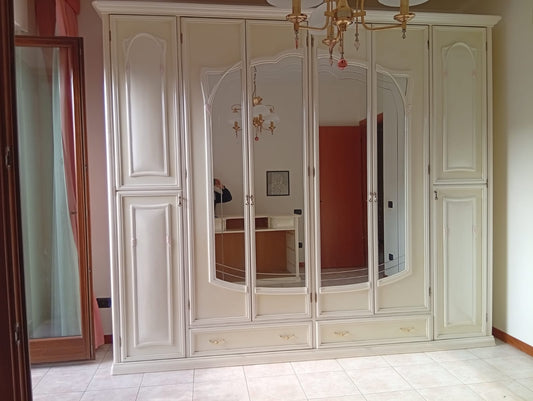 Camera matrimoniale completa stile classico