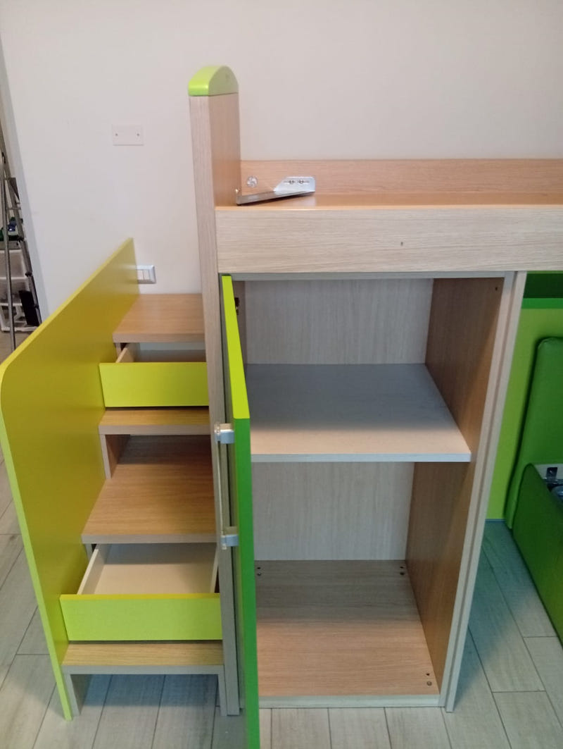 Cameretta a soppalco angolare con letto contenitore
