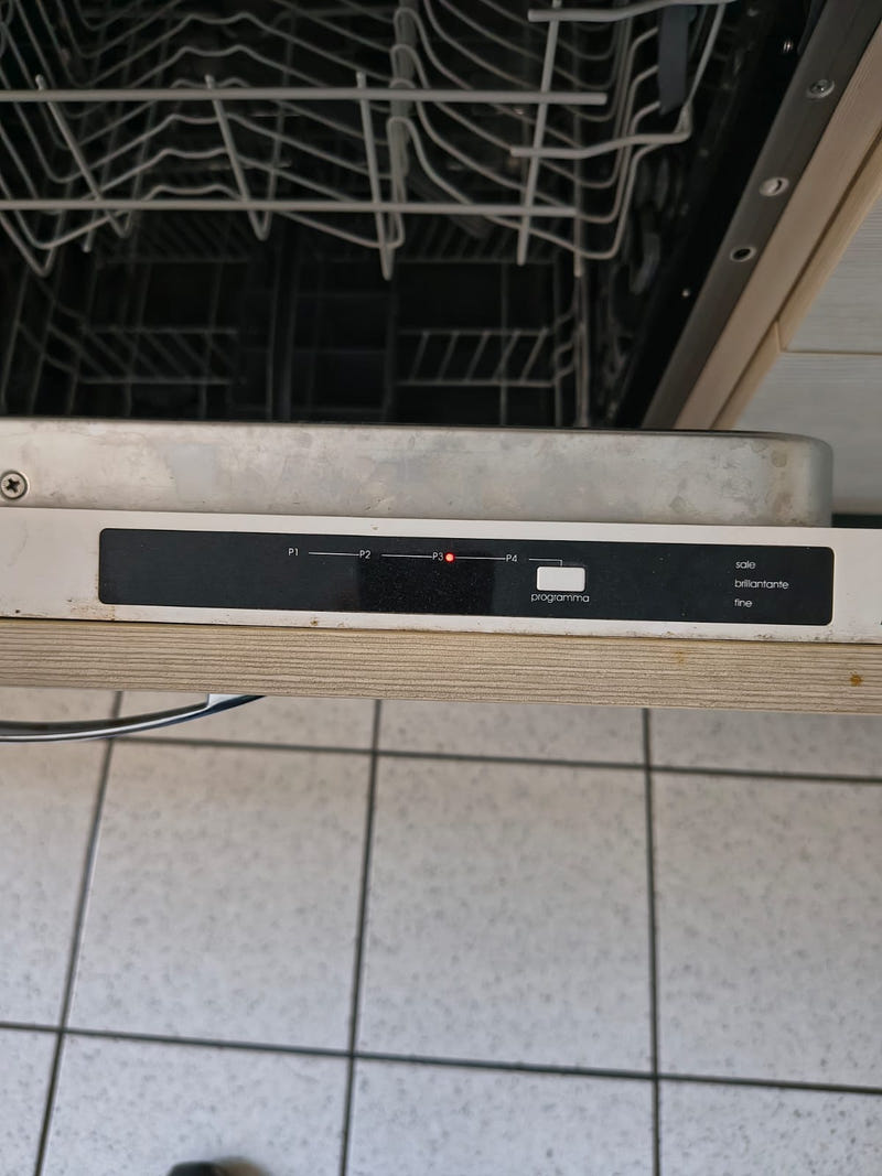 Cucina lineare con elettrodomestici