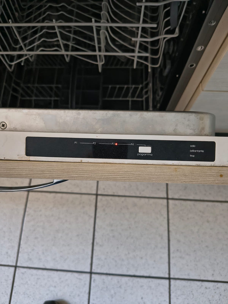 Cucina lineare con elettrodomestici