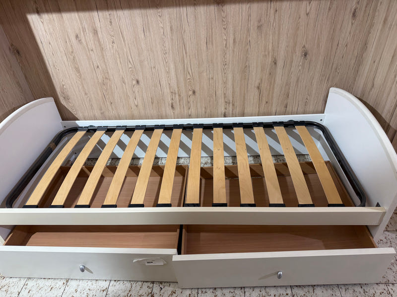 Letto singolo con cassetti sotto