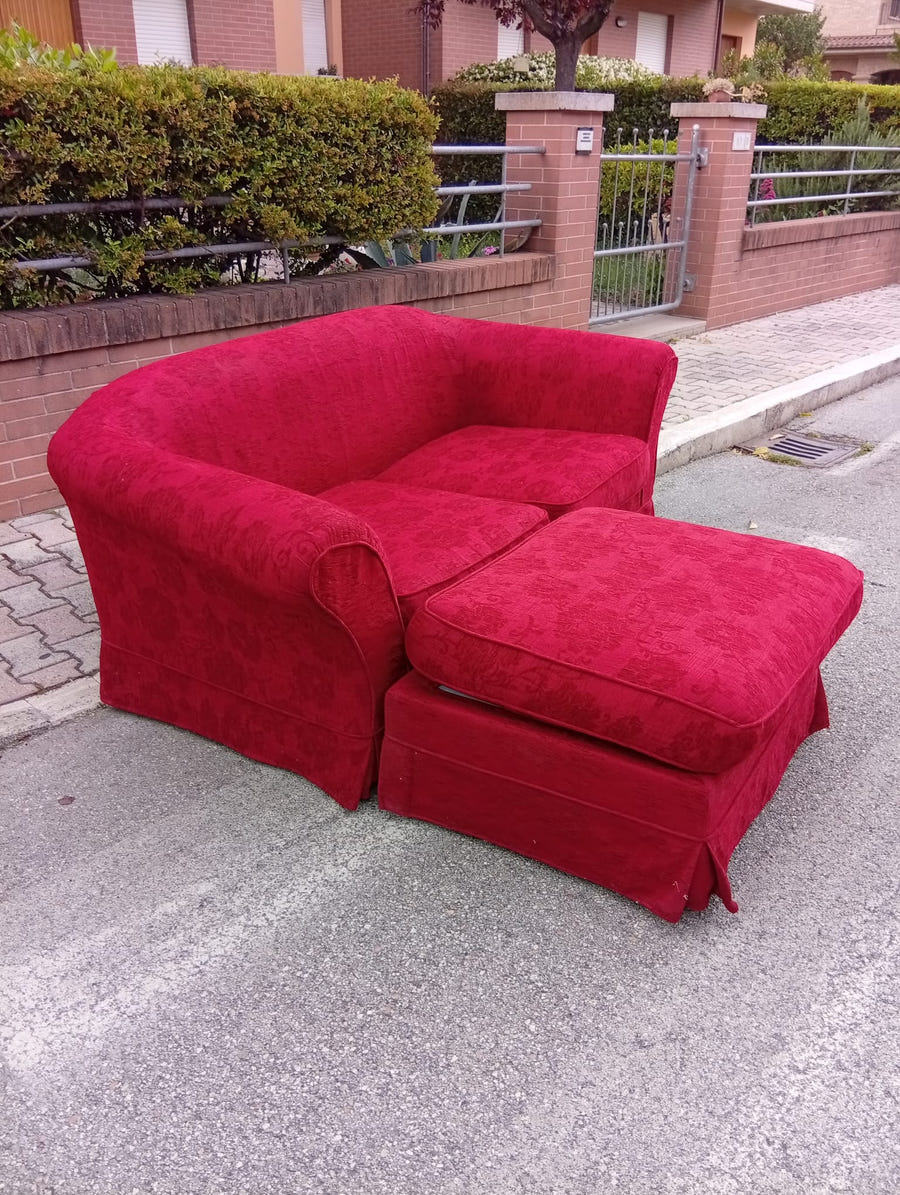 Divano in tessuto con pouf