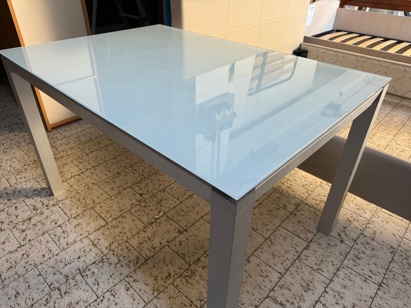 Tavolo da cucina in vetro