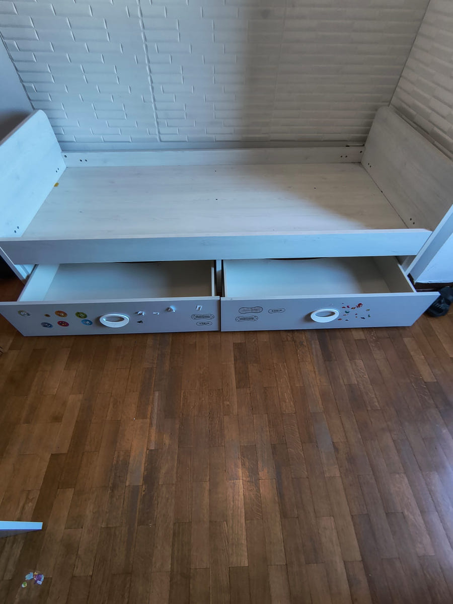 Cameretta a ponte angolare (cabina armadio) e cassettiera