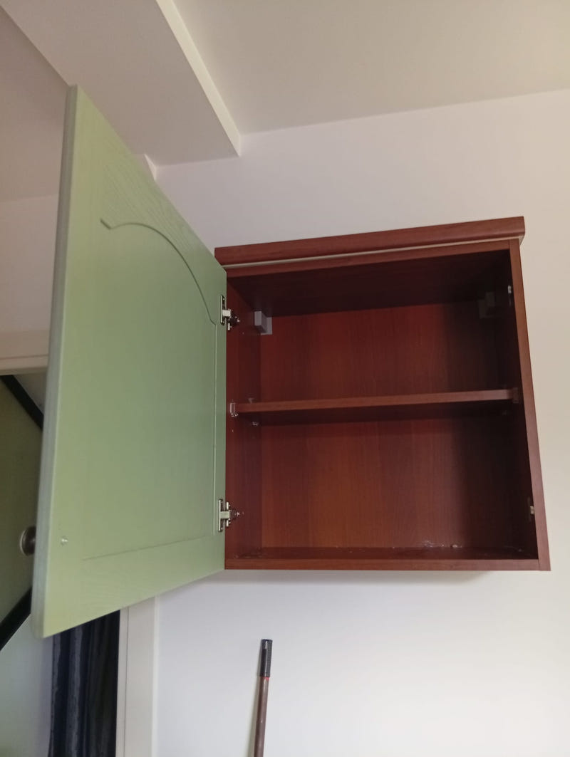 Cucina in legno lineare con elettrodomestici