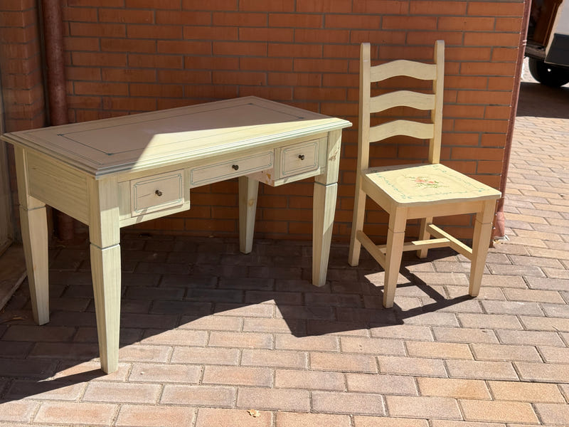 Scrittoio in legno + sedia
