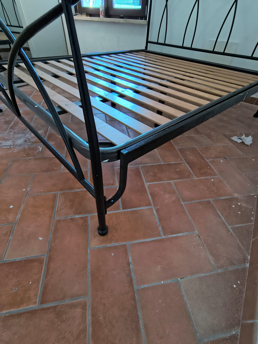 Letto matrimoniale in ferro con rete a doghe