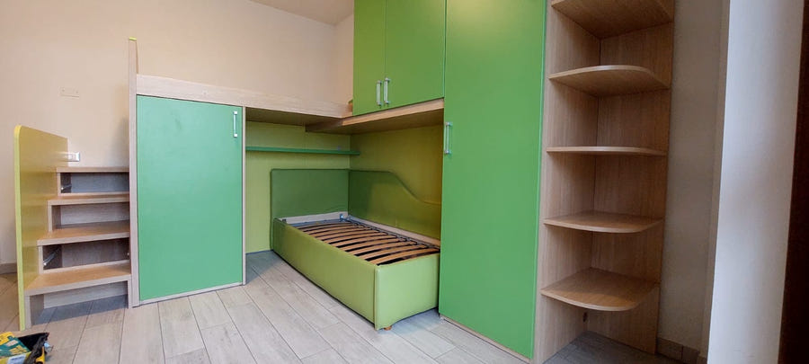 Cameretta a soppalco angolare con letto contenitore
