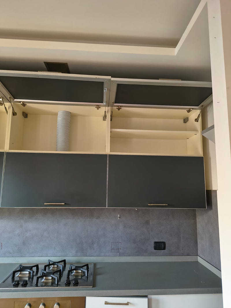 Cucina lineare con pensili a vasistas