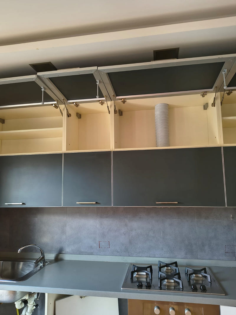 Cucina lineare con pensili a vasistas