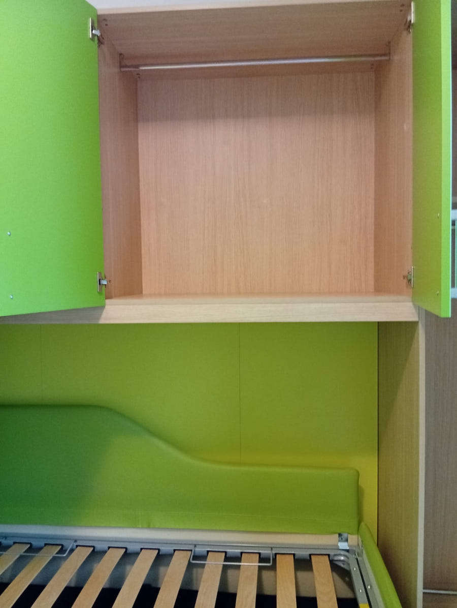 Cameretta a soppalco angolare con letto contenitore